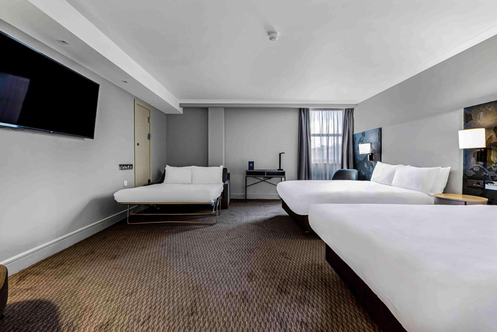 Deluxe Double Room Three Double Beds